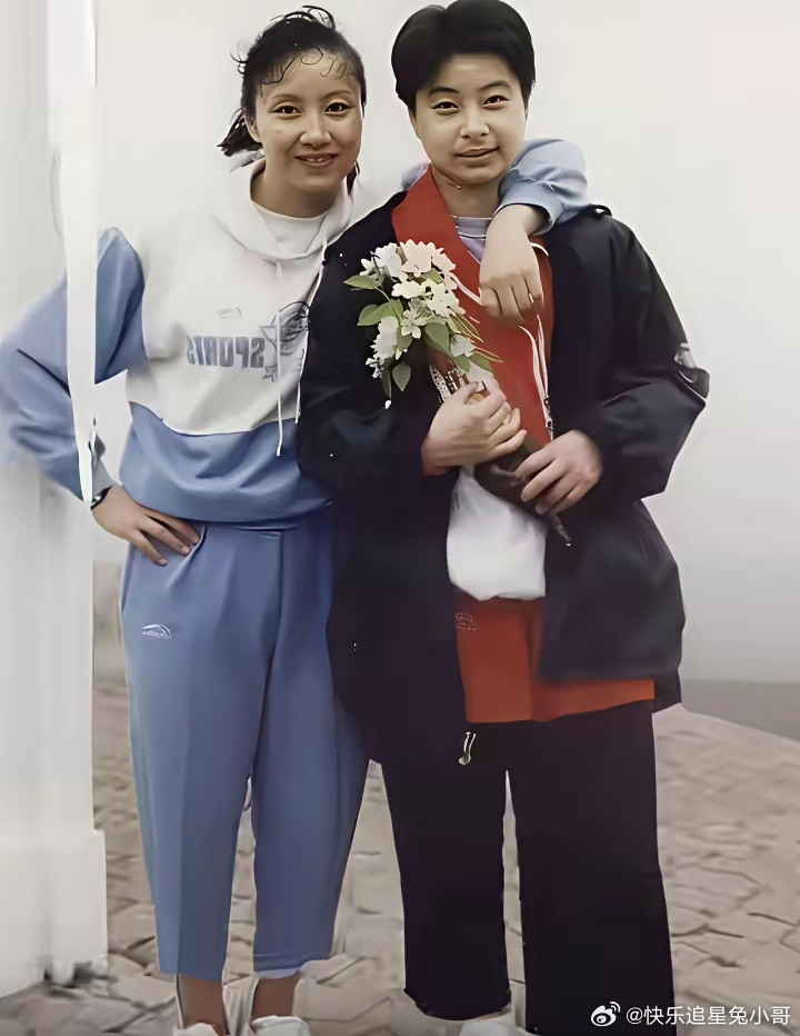 郭晶晶小时候与亲友的一张留影，当时的她就像一位假小子。