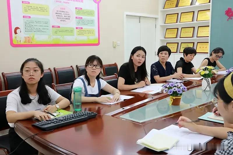 为什么一线教师每天感到身心疲惫？到底是谁在折磨他们？咱都知道，老师的主要任务
