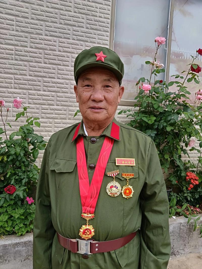 退役老兵上个厕所也被拦？墙上的标语也该换了！门卫拦了不该拦的人，