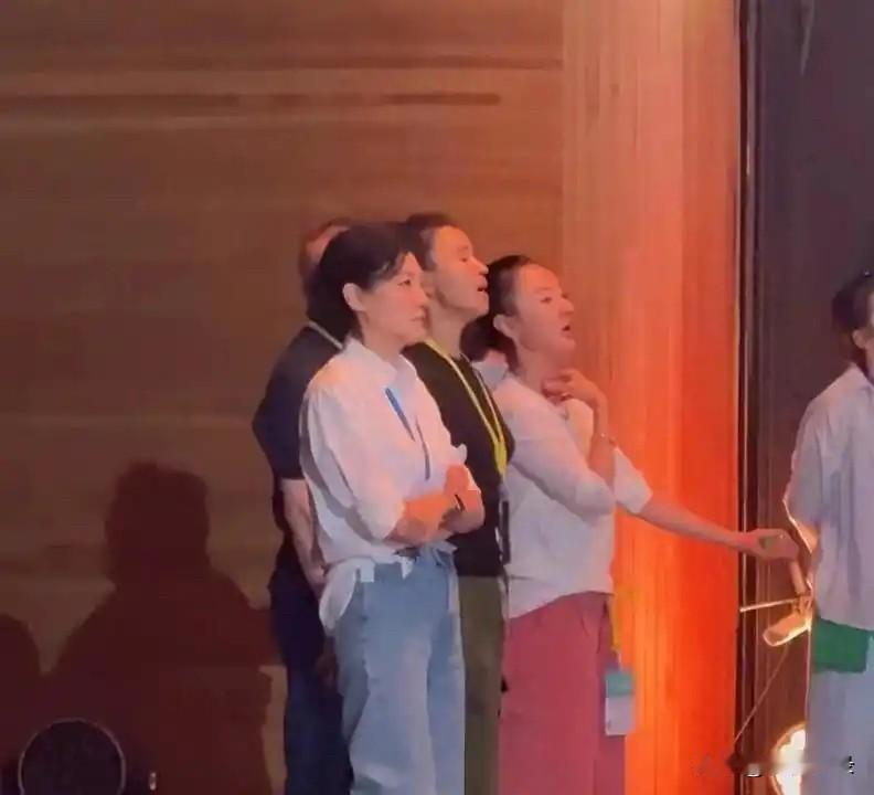 央视主持周涛近照流出，专注工作的样子太迷人认真的女人最帅最美！周涛[赞][赞]