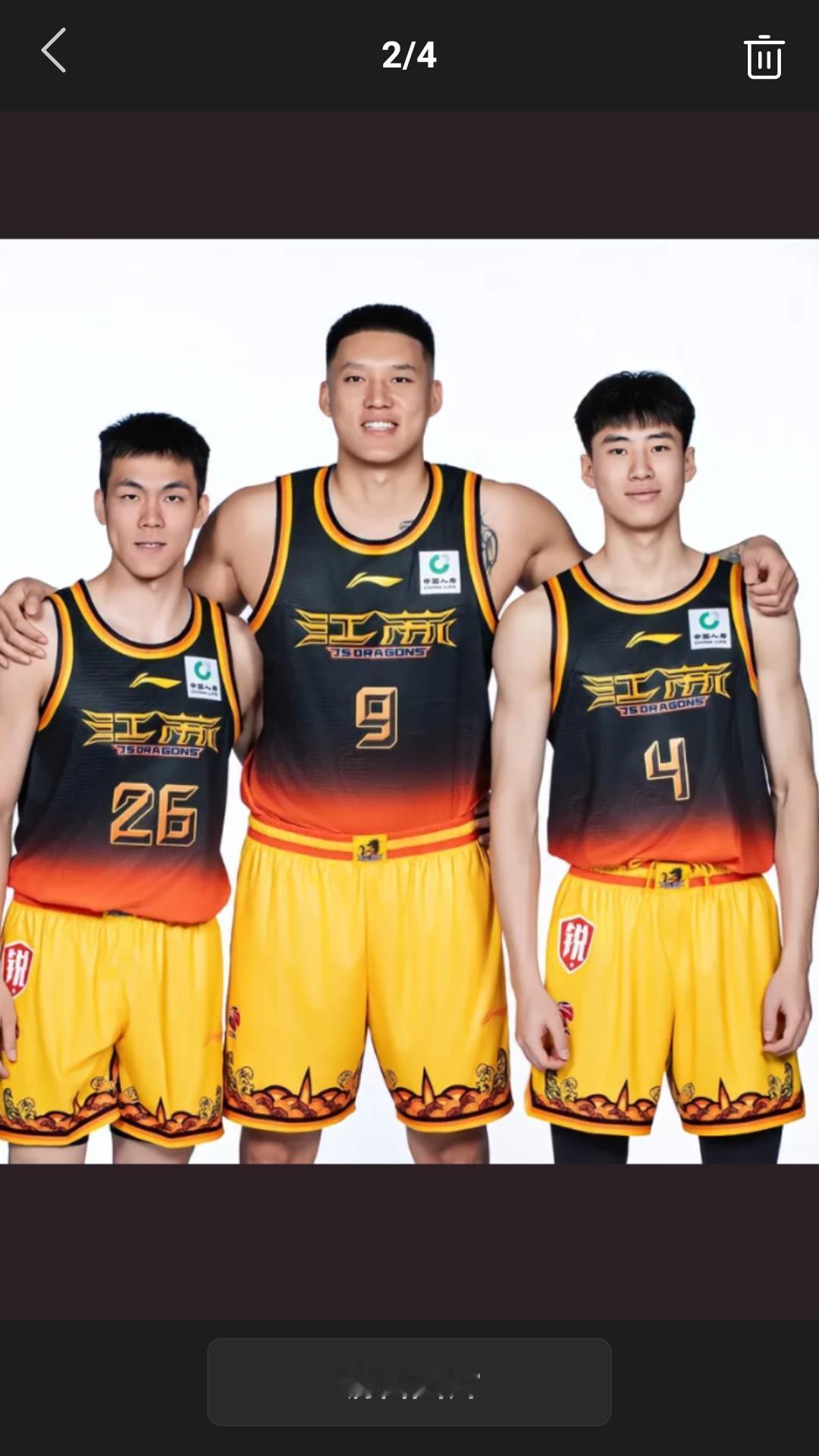 【CBA新赛季大幕即将拉开，昨天江苏肯帝亚内线曾繁日更新社媒，晒出与队友庞峥麟