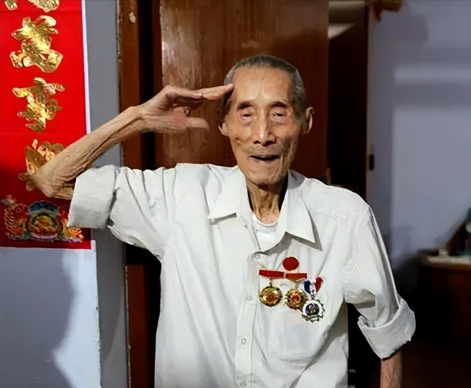 1942年，黄士伟在路上埋地雷阻击日军，没想到全部被日军排掉了，这时，他突然产生