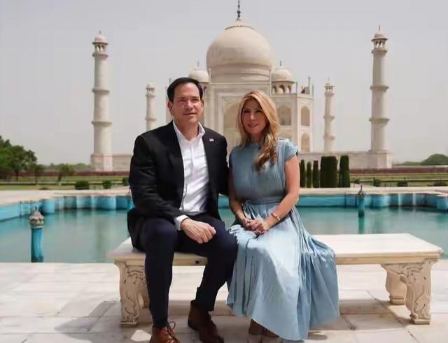 鲁比奥这趟访印，拼到什么程度？45度高温下，西装革履打卡泰姬陵，汗水打湿的头发都