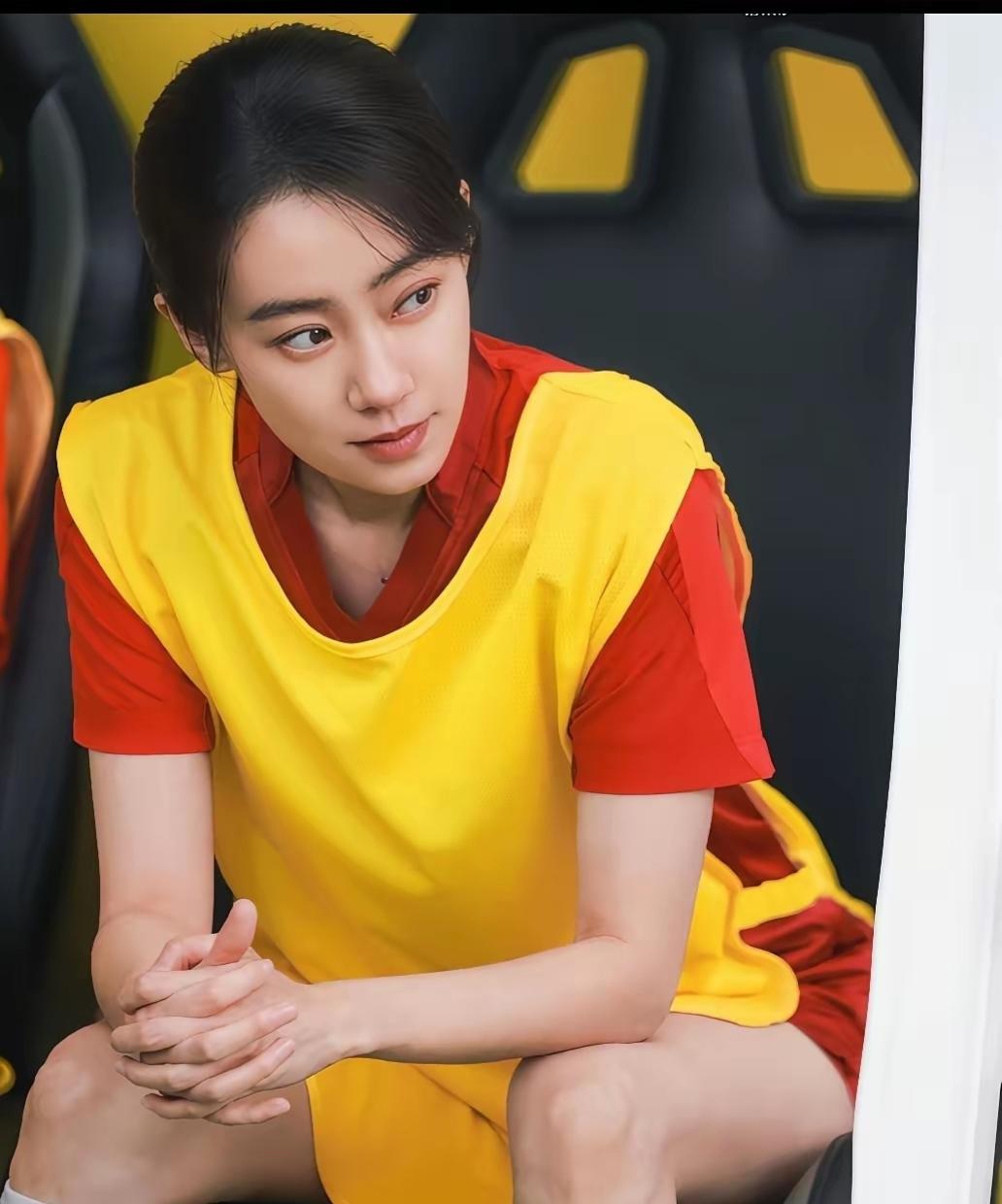 2025年，周星驰让张小斐出演《功夫女足》的女主角，但投资方反对:“张小斐不合适