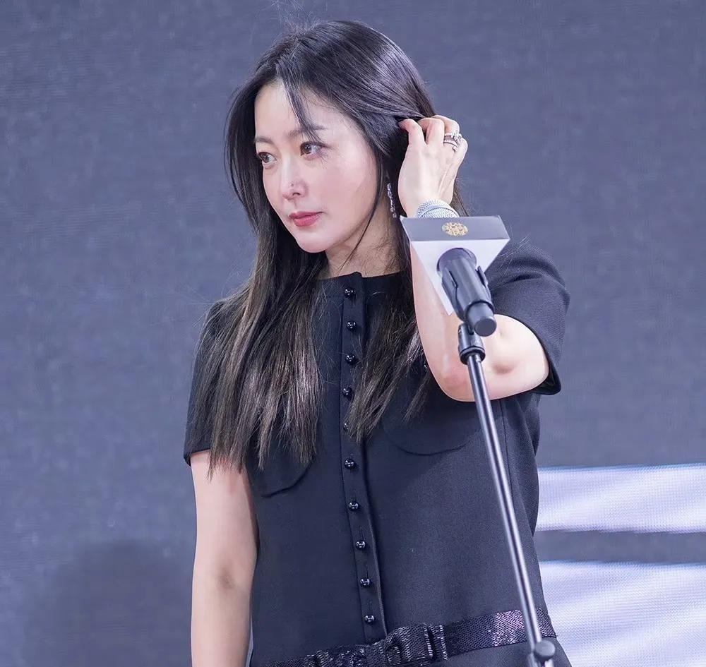 韩国第一美女就是韩国第一美女，就算是上了年龄了看着还是这么优雅。脸型真的是绝了
