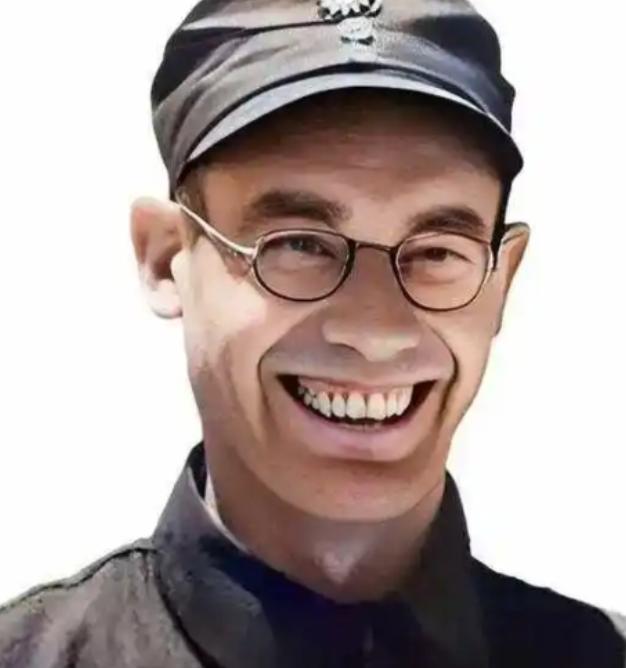 比起打仗，李德的私生活同样不堪。他刚来没多久就耐不住寂寞，四处拈花惹草，机关里议