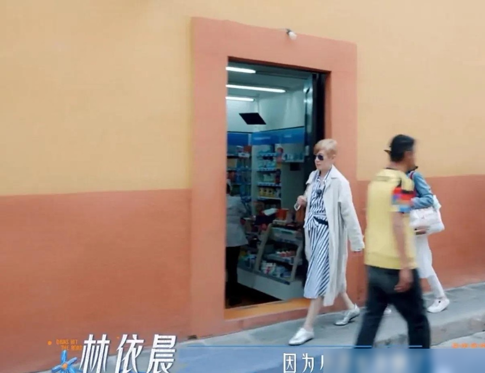 陈妍希把儿子穿了九年的旧衣服，全塞给了欧阳妮妮。不是买不起，是专门留的。从出生到九岁，一件没扔，分门