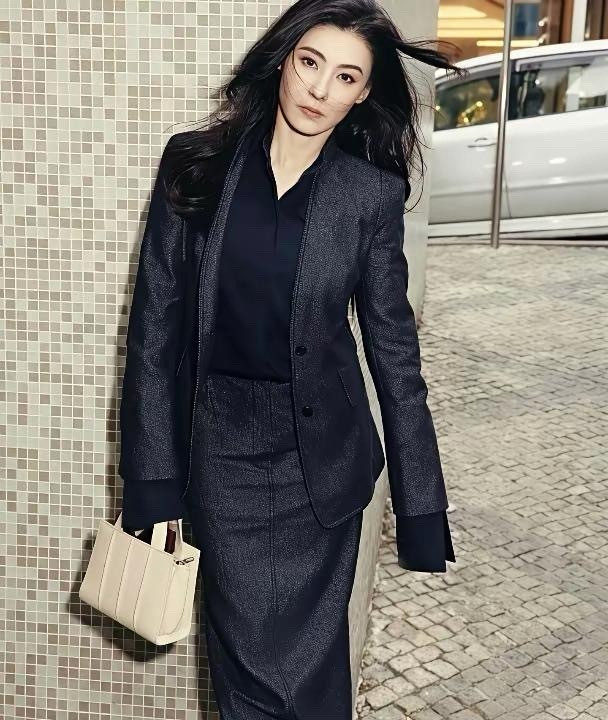 张柏芝人设要塌啊！数字恐惧症，这是什么情况，因为和前经纪人有财务纠纷被关注，如今