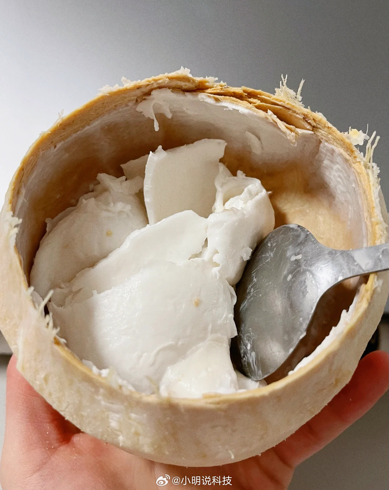 多款100%椰子水被曝兑水加糖，基本上不买这种，我现在想喝椰子水，都是直接买新鲜