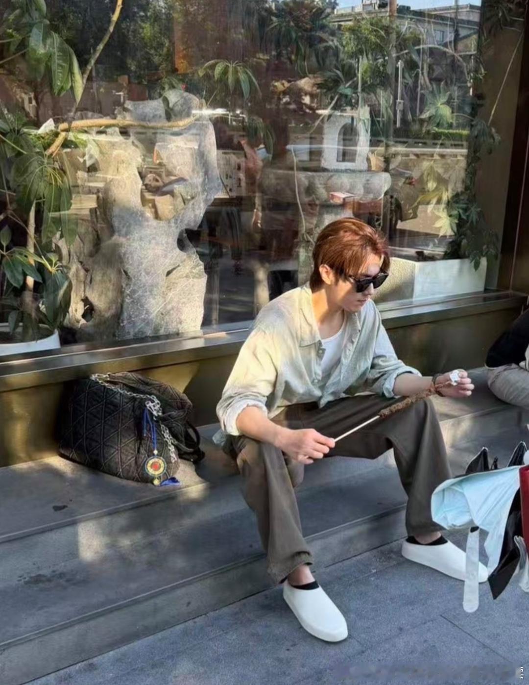 许凯在北京故宫游玩被偶遇，他的穿衣打扮时尚有型，染了一头黄毛，身材高大，长相帅气