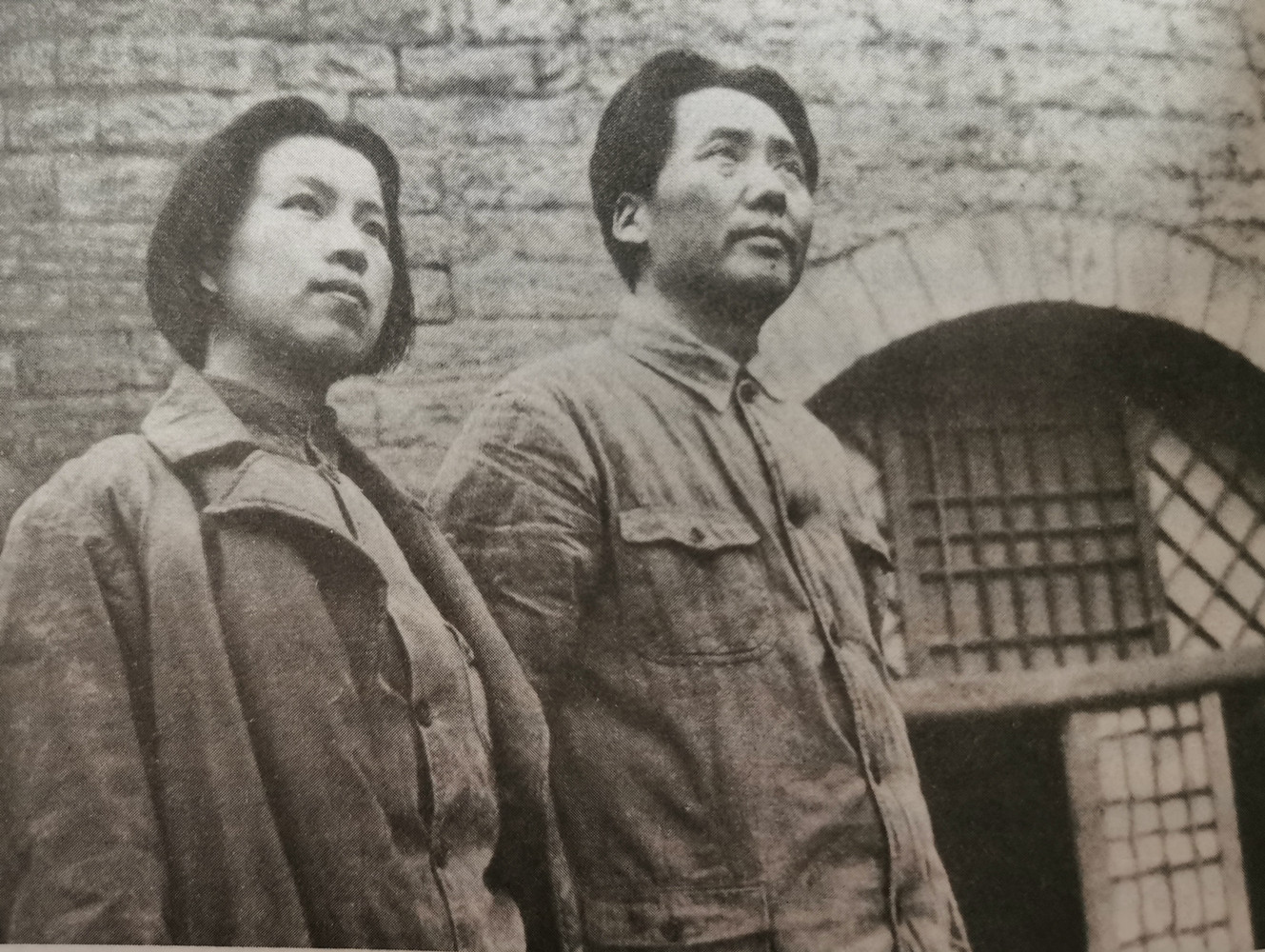 有一次去人民大会堂开会，韩先楚和江青一个上楼，一个下楼，碰个正着。江青知道韩先楚