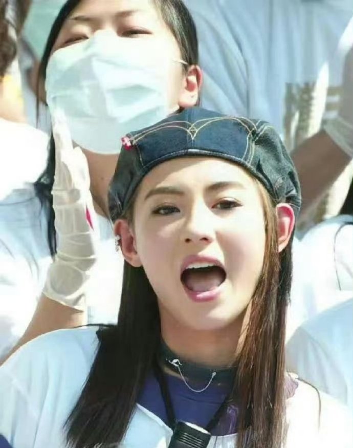 年轻时候的张柏芝，一举一动都充斥着青春美少女的气息，难怪谢霆锋当年那么喜欢她​