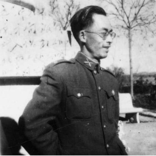 1949年，国军师长黎强被俘虏，面对审问，他却提了一个奇怪的要求：“能否帮我给周