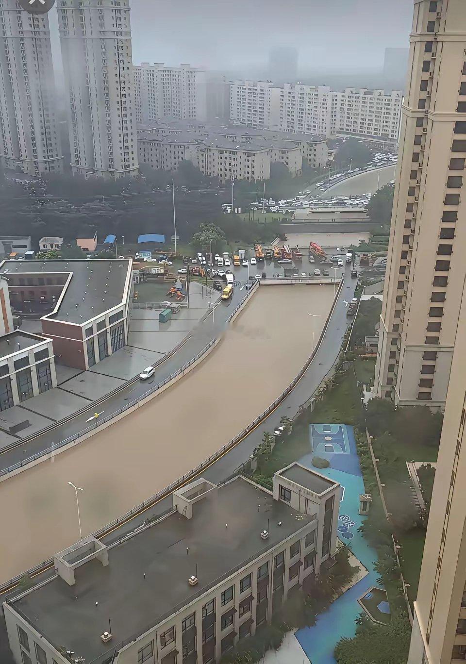 这怎么设计的，下雨的时候充当排水？