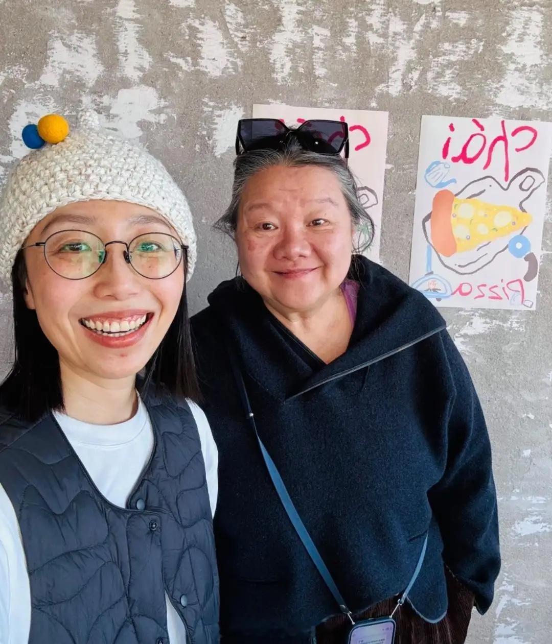 65岁洪晃在北京一家乡村小餐馆吃饭被偶遇，她的身材肥胖，脸变圆润，她的穿衣打扮休