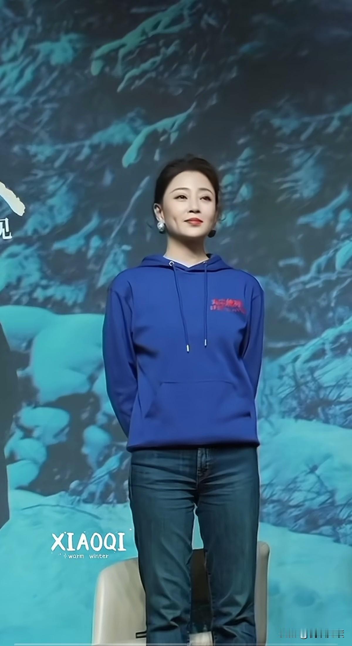 就喜欢这样的殷桃，虽然45岁了，依然简约大气，青春浪漫。这样接地气的明星越