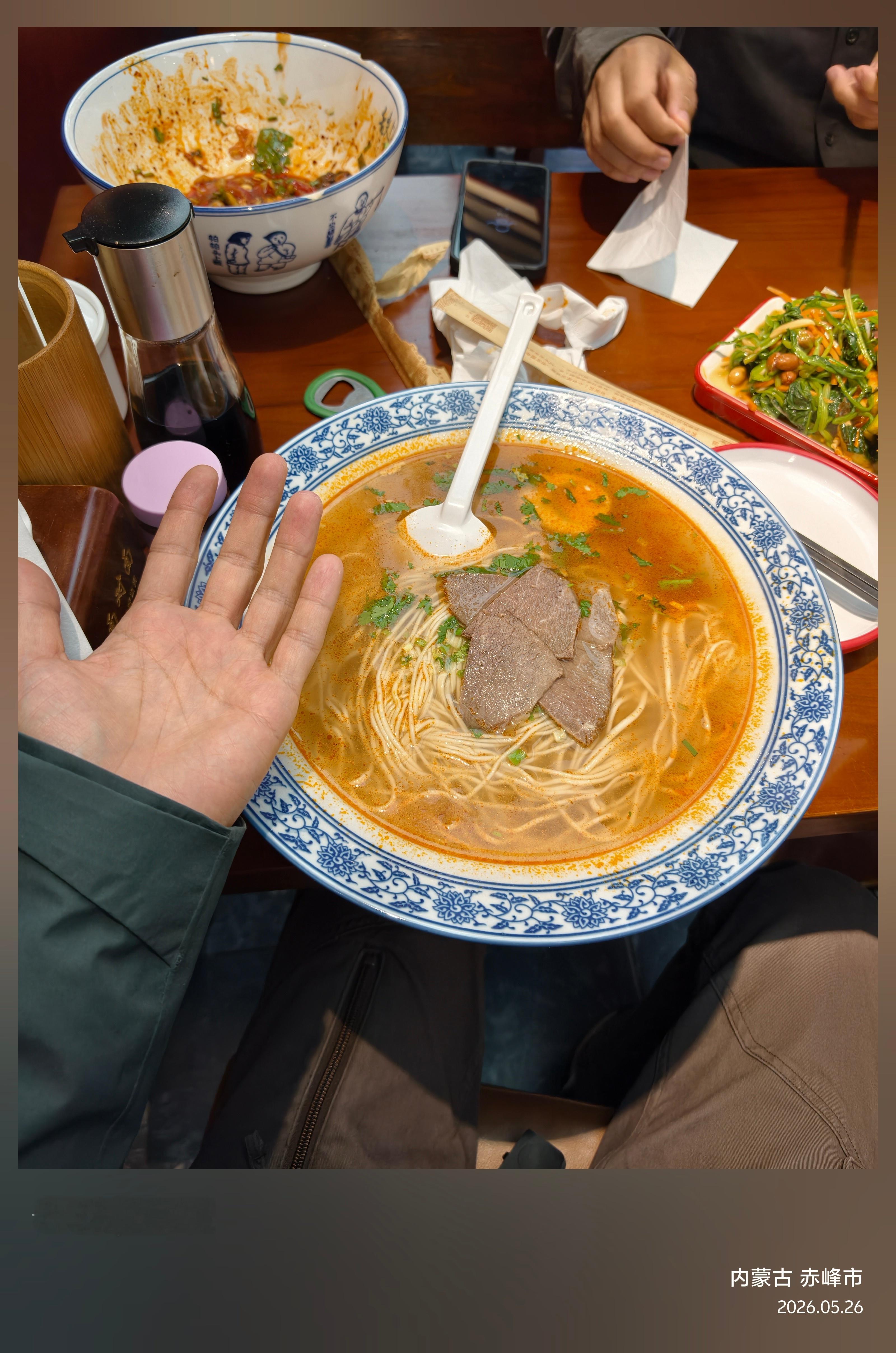晚饭的牛肉面，虽然没看上去那么多，但端上来的时候确实很震撼。。。