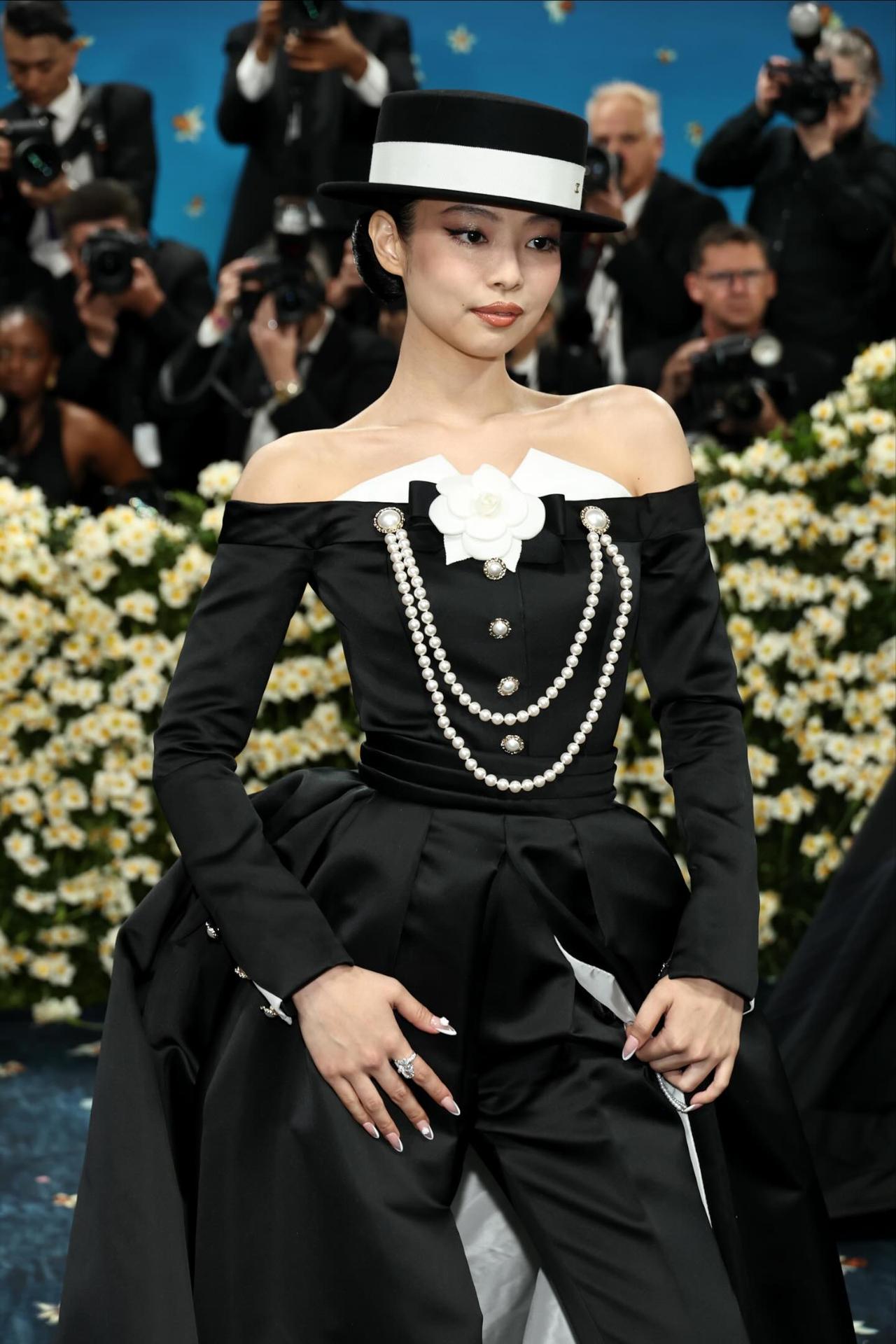 Jennie也抵达2025MetGala啦！第三次踏上红毯的她，气场真的越来