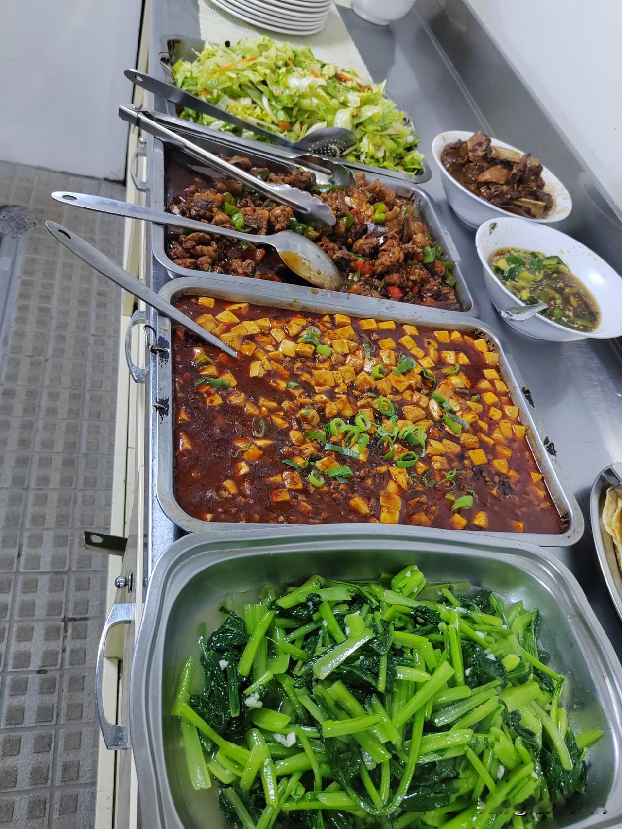 我以前干的船基本上都是中国人，这次上的这条船，是混派，是中国船员和菲律宾船员一块