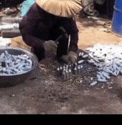 这在做什么？看着很危险，大家有知道的吗？