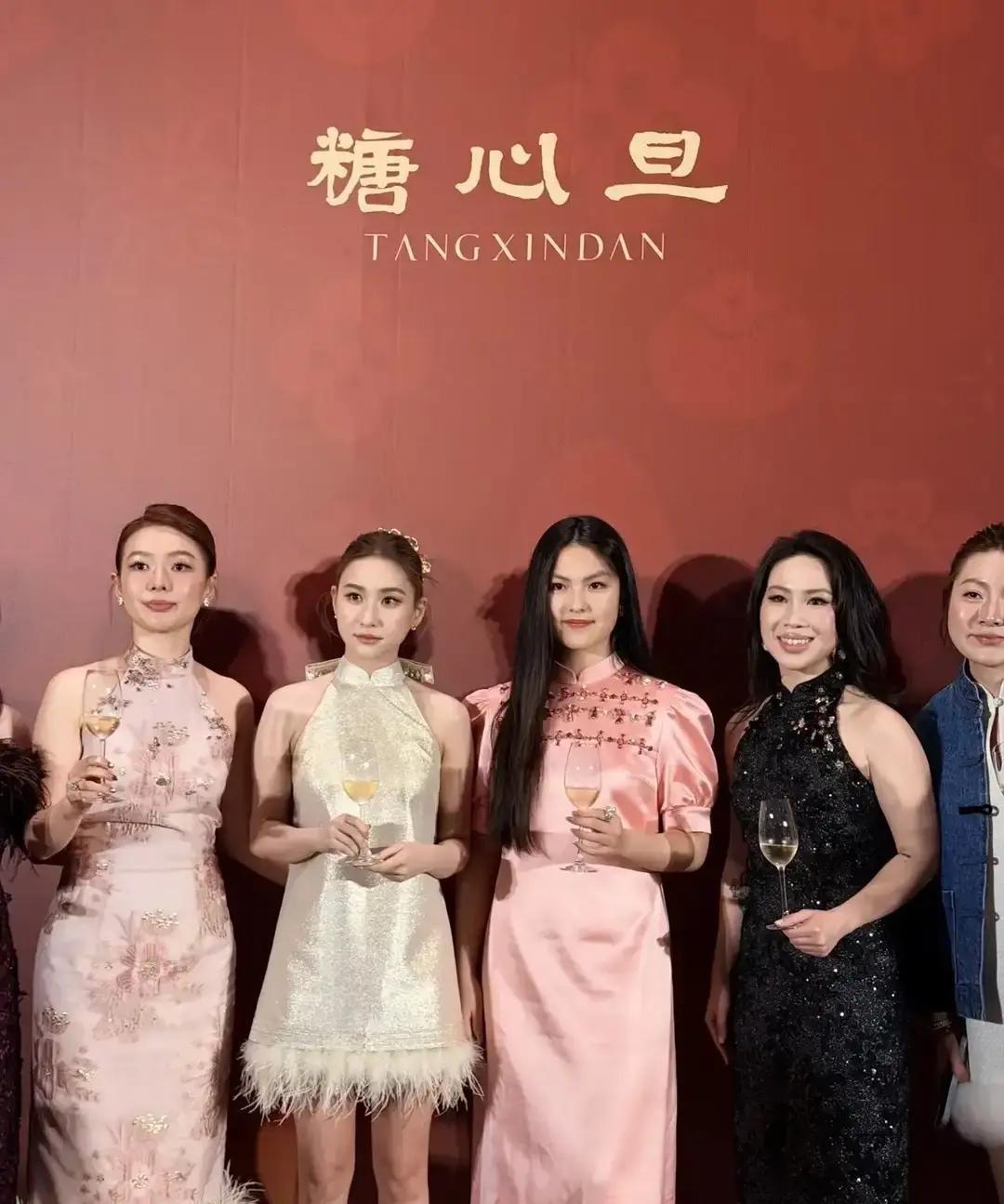 王诗龄跟何超莲同框，小姑娘直接站中间，照片一出，评论区炸了。有人喊“她凭啥”，