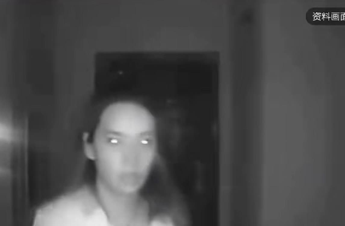 只有我觉得梁某的眼睛很可怕吗？整个面相，特别眼睛都好凶，疯子的面相都不正常的，要