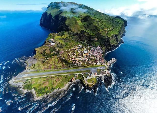 在大西洋的海面上，有一个与世隔绝的小岛。岛屿面积只有17.12平方公里，但却拥有