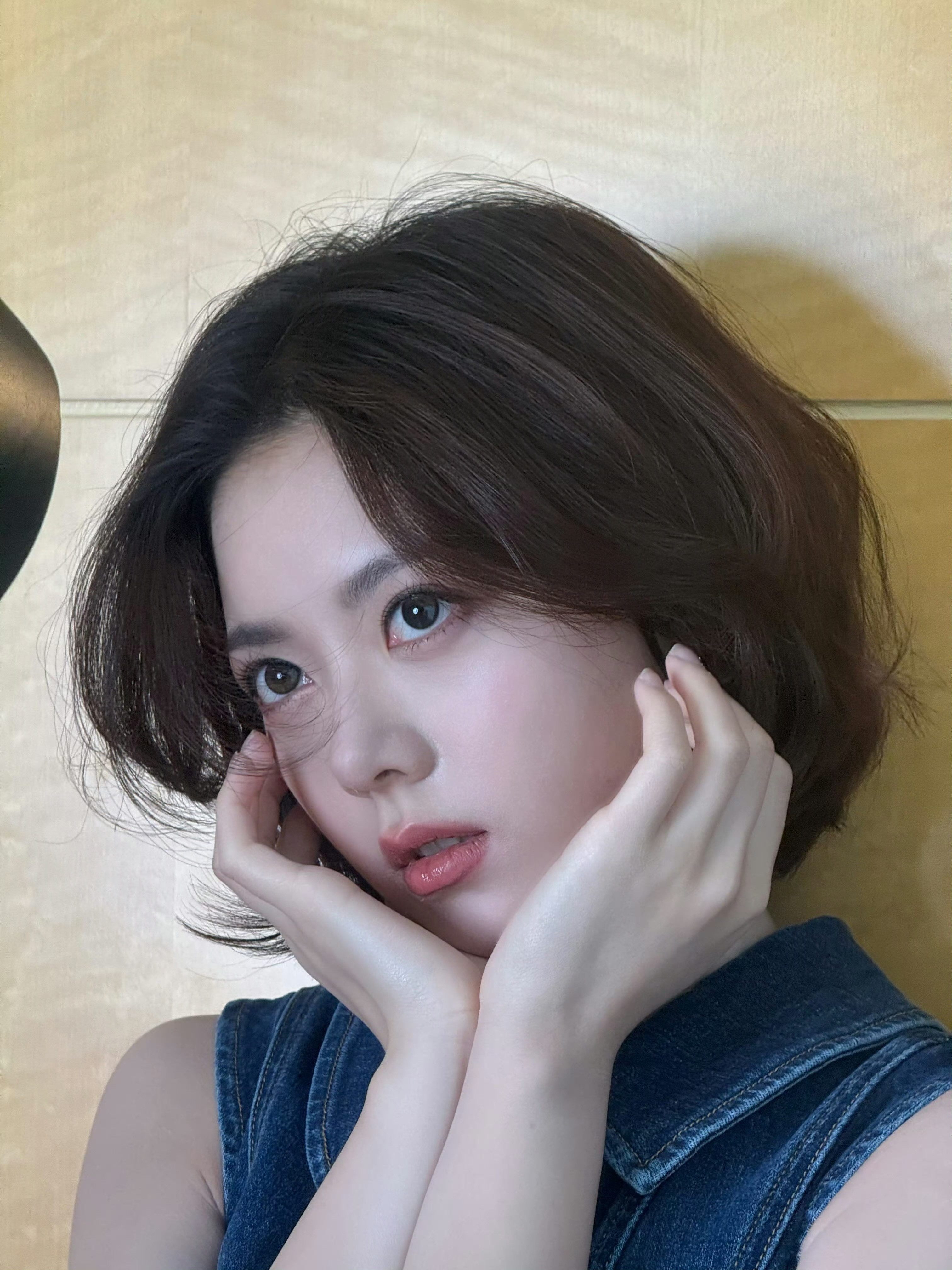 赵今麦这个短发还挺适合她的，让整个人有了丝轻熟感。