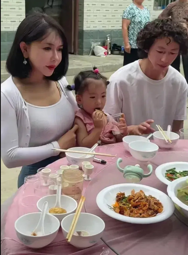 龚玥菲会嫁给庞麦郎吗？别闹了。如果不是这次庞麦郎全国巡演有了热度和巨大流量，