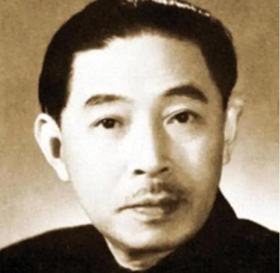 1928年，32岁的茅盾出轨23岁的女学生秦德君。不久后，秦德君怀孕，茅盾一把将