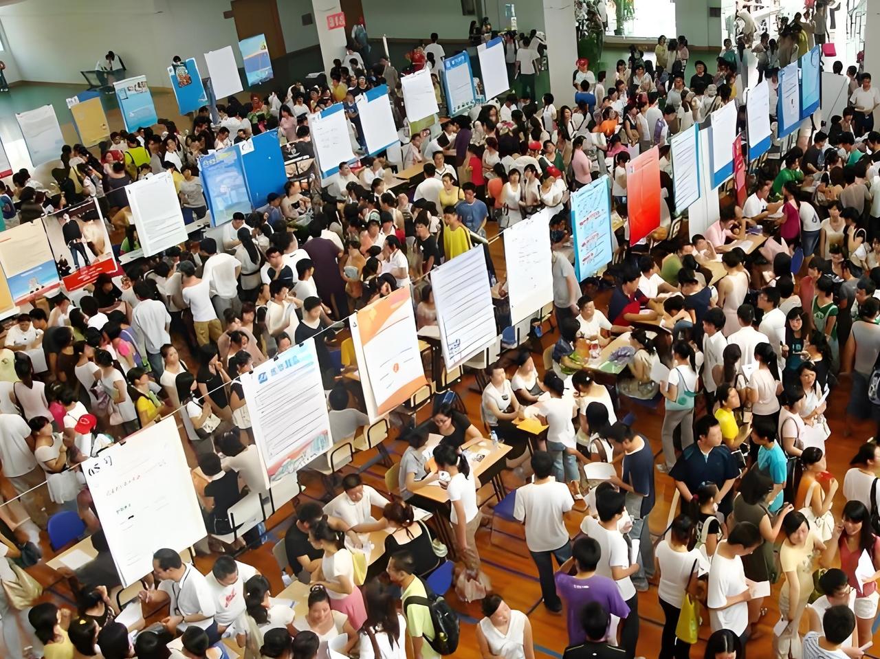 好无奈啊啊！我妈催我考研时，没看见1270万毕业生在抢3000块的岗😅