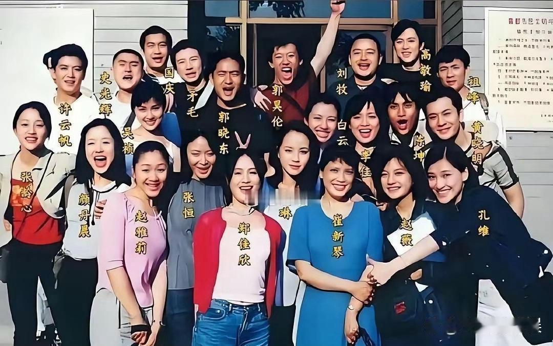 谁懂啊！回看黄晓明早年在校时期模样，颜值清秀俊朗，妥妥班里的颜值天花板，帅气感扑