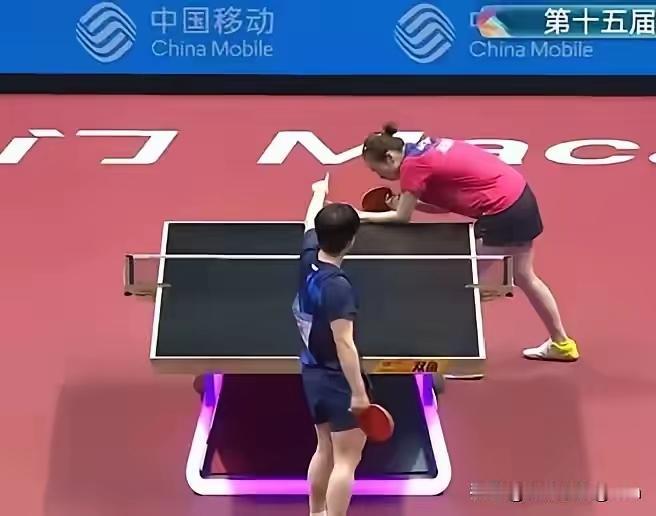 今天莎莎和山东的王晓彤比赛时，观众席上个别没素质的观众的行为把莎莎整无语了。比