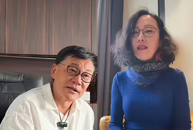 李国庆和他现任妻子！作为亿万富豪，这家伙算是有钱人里的异类啦别人换老婆都是找