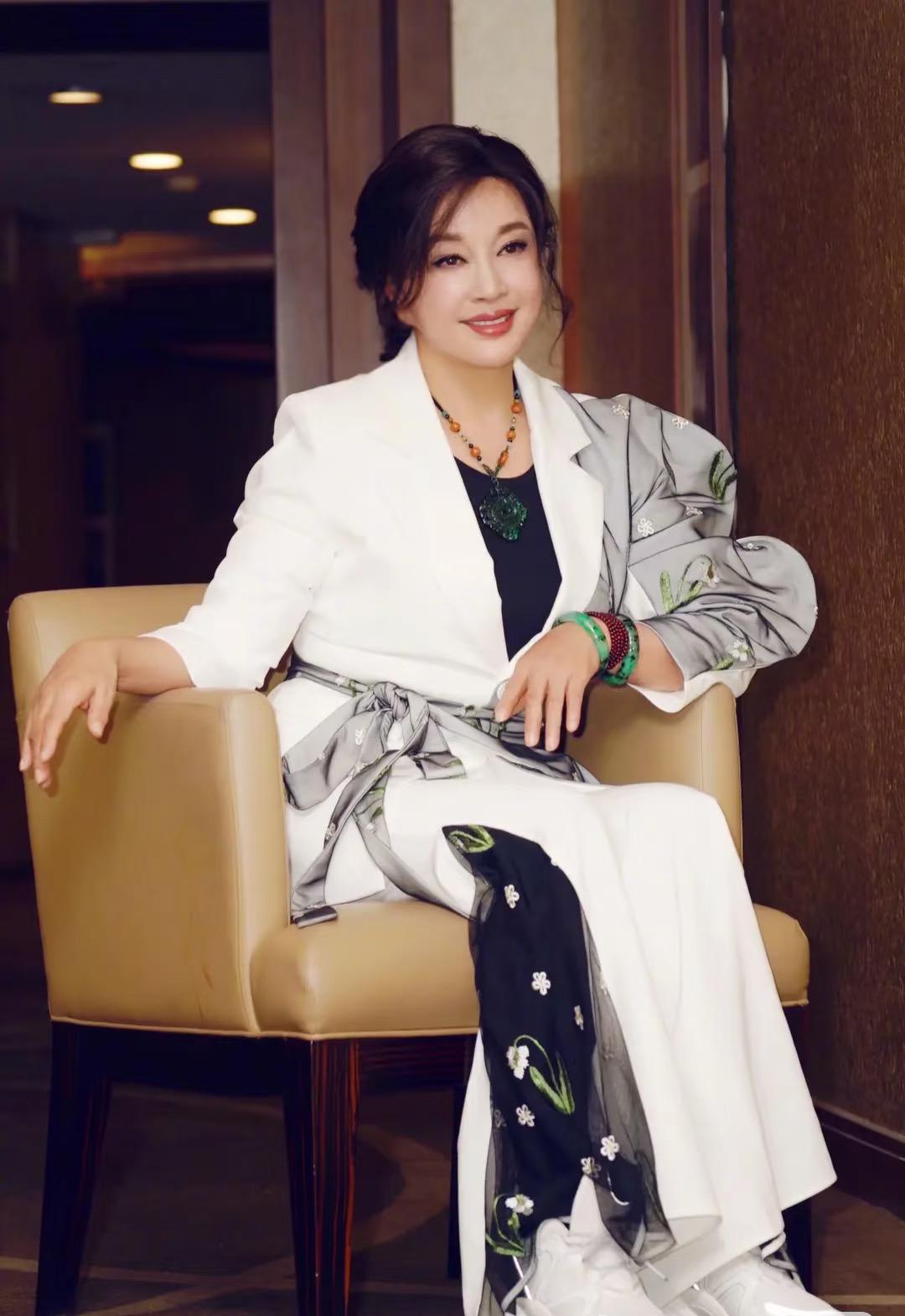 越来越有意思了想过明星养生靠补品，也想过靠高级美容，但是没想到的是，刘晓庆