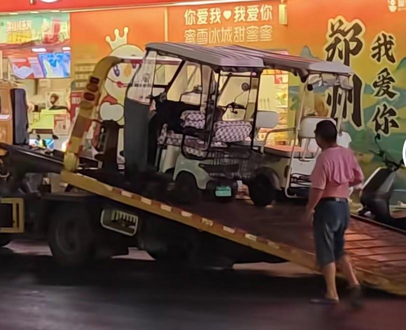 郑州开始管控三轮车上路了。家里有两辆汽车，接送孩子特别不方便。没有办法了，只好又