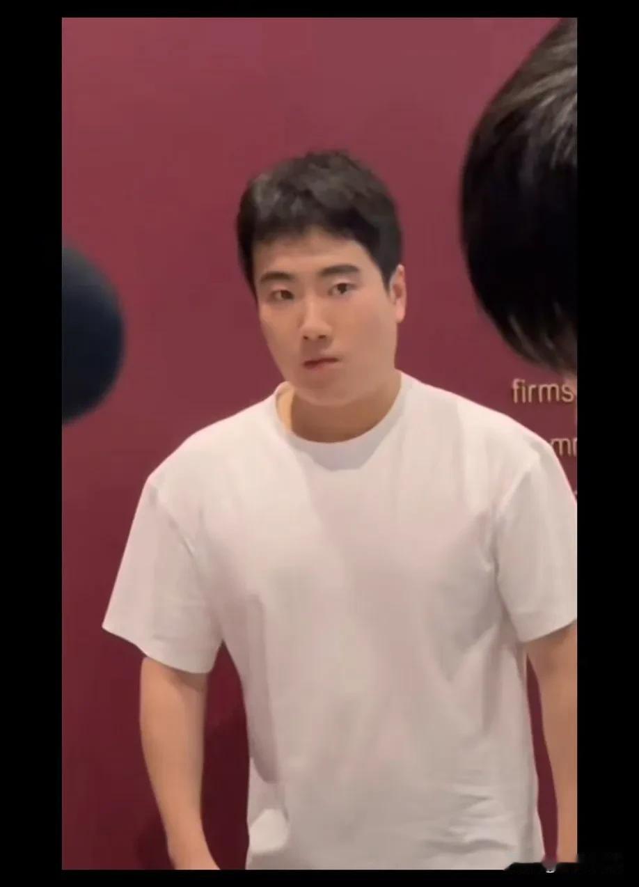 大胖真的有两儿子了吗？这眼神看上去像未婚啊[大笑]看着大头说好难啊！胖心想：这