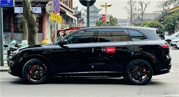 问界m6外观曝光问界M6的无伪装实车谍照最近曝光了，其中黑武士版本的设计很有辨