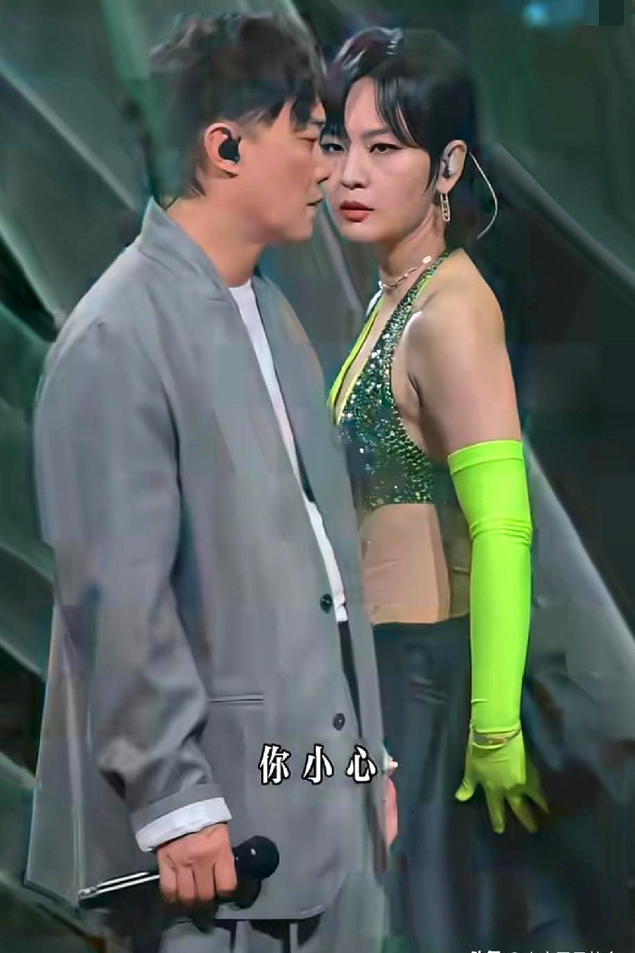 同一首歌同一支麦，台上像两股气压碰撞。容祖儿这位英皇一姐，步伐稳得像压场器，天