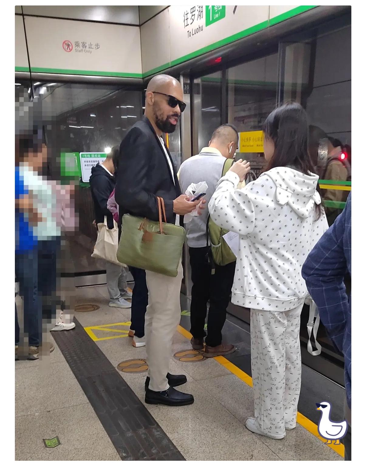 深圳一号线固戍地铁站，遇到这个黑人很多次了，每次看到他的时候，他都会去搭讪那些好