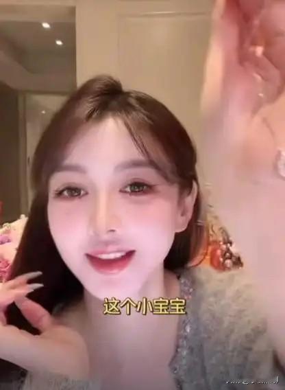 最近叶珂直播彻底翻车！原本想秀精致日常，结果孩子突然大哭，她手忙脚乱连镜头都