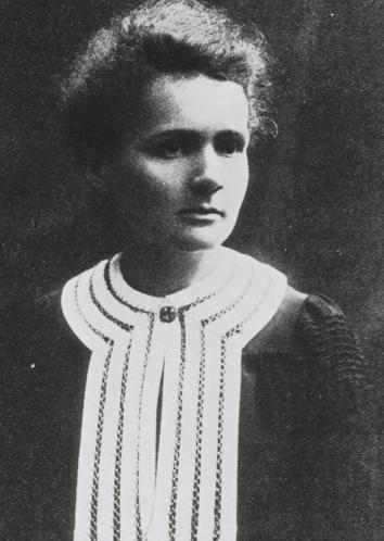 1910年，44岁的居里夫人起床去上课，学生朗之万一把搂住她：“5年了，我不想再