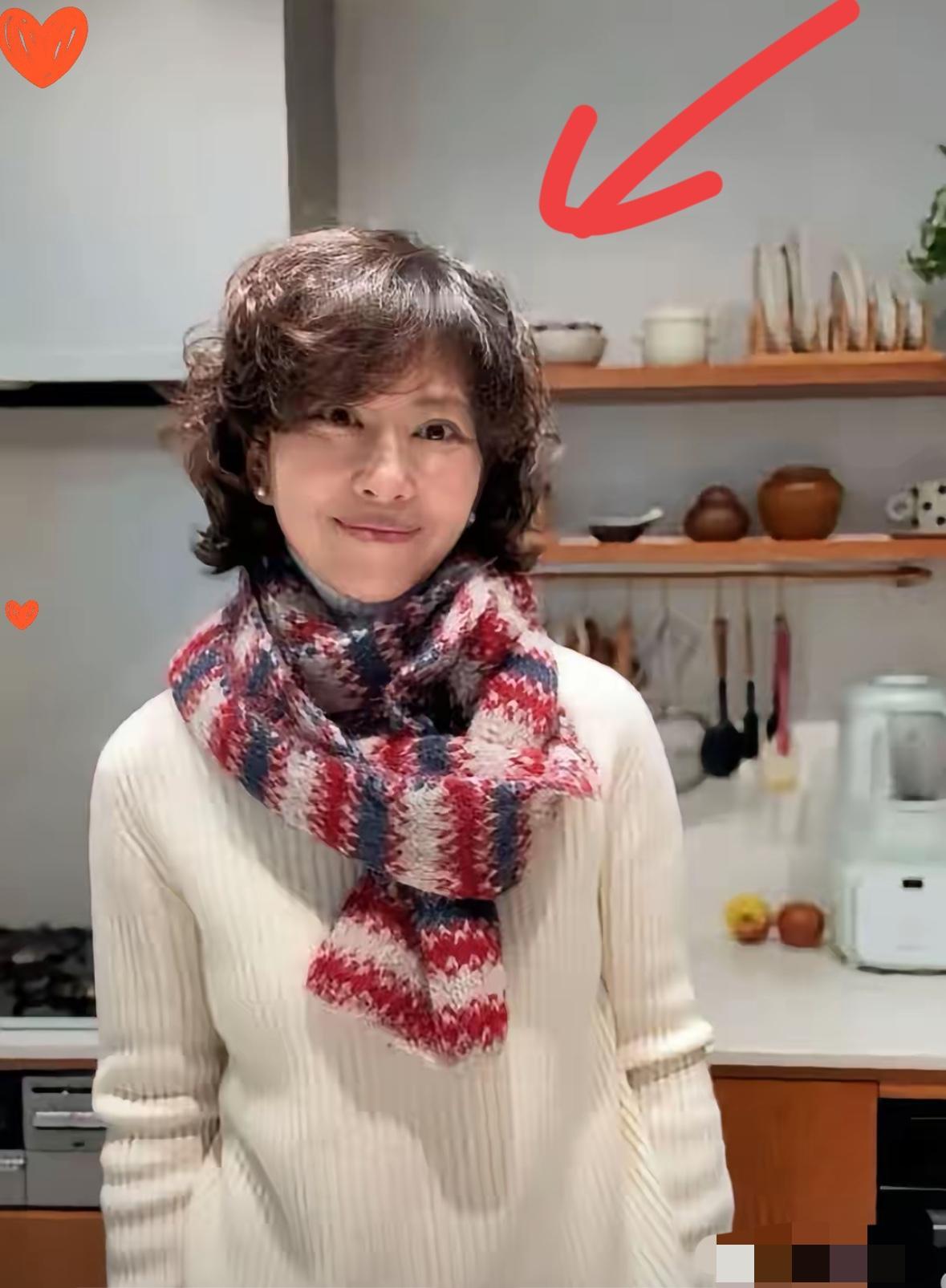 我们四个出嫁的女儿每年回娘家过年，弟媳妇都不是很待见我们，尽管吃的喝的，做的都是