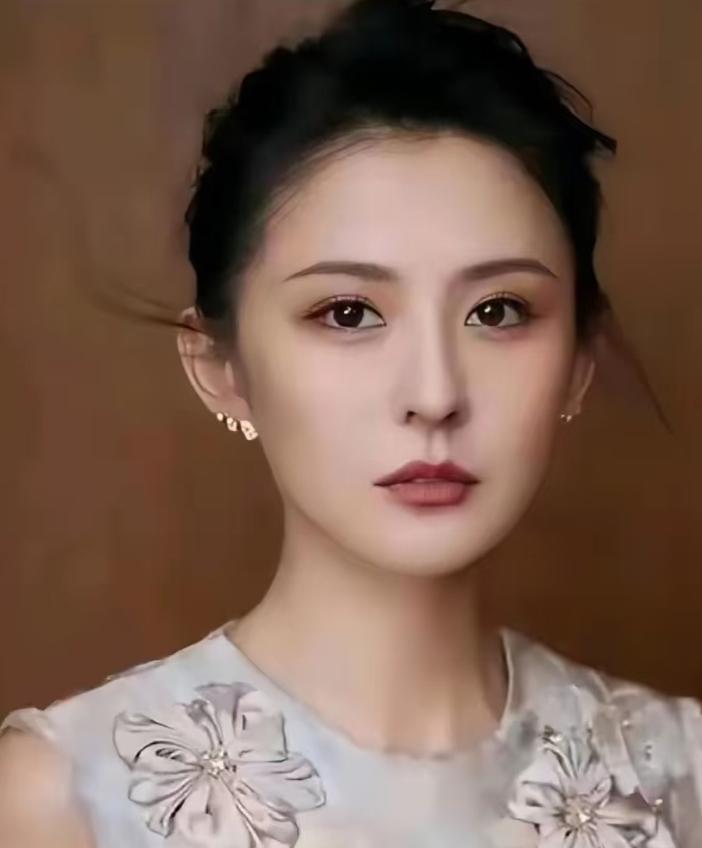 追《灼灼韶华》，心中始终不解。为什么编剧硬是要把热依扎饰演的诸韶华，写成一个克父