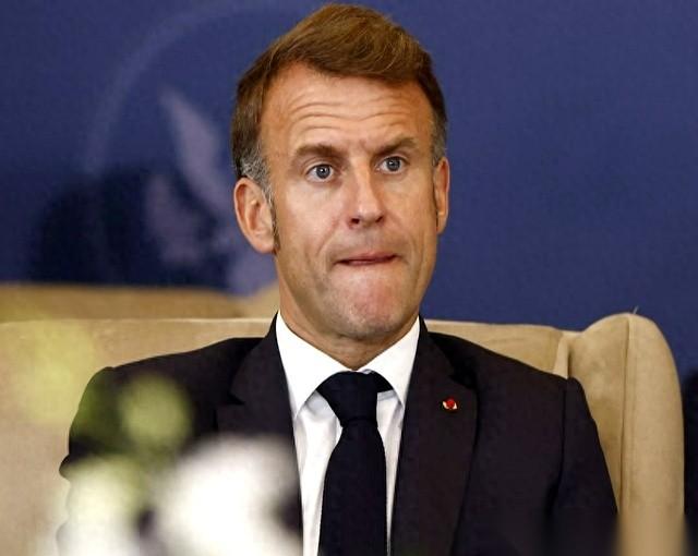 一个30多岁的男人，开着车，疯了一样冲向人群。撞了10个人，有走路的，有骑车的