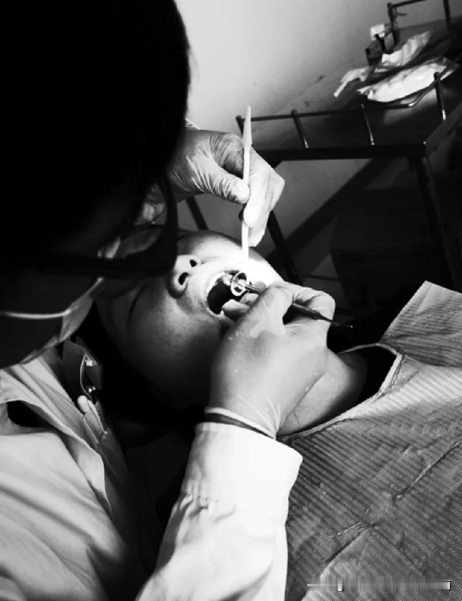 小手术差点要了命，小手术不等于小风险我家单元三楼的杨大爷，有一颗牙晃动了好久