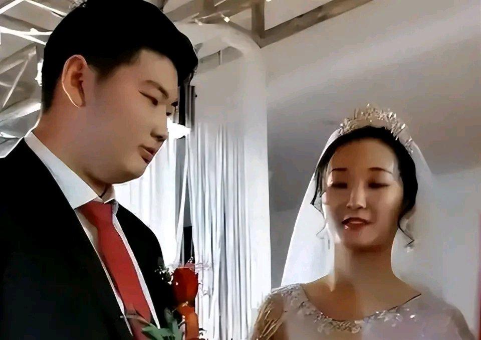 五年前，朱单伟和陈亚男的婚礼轰动全国，朱家为这场婚礼专门盖楼、配红木家具，现场热