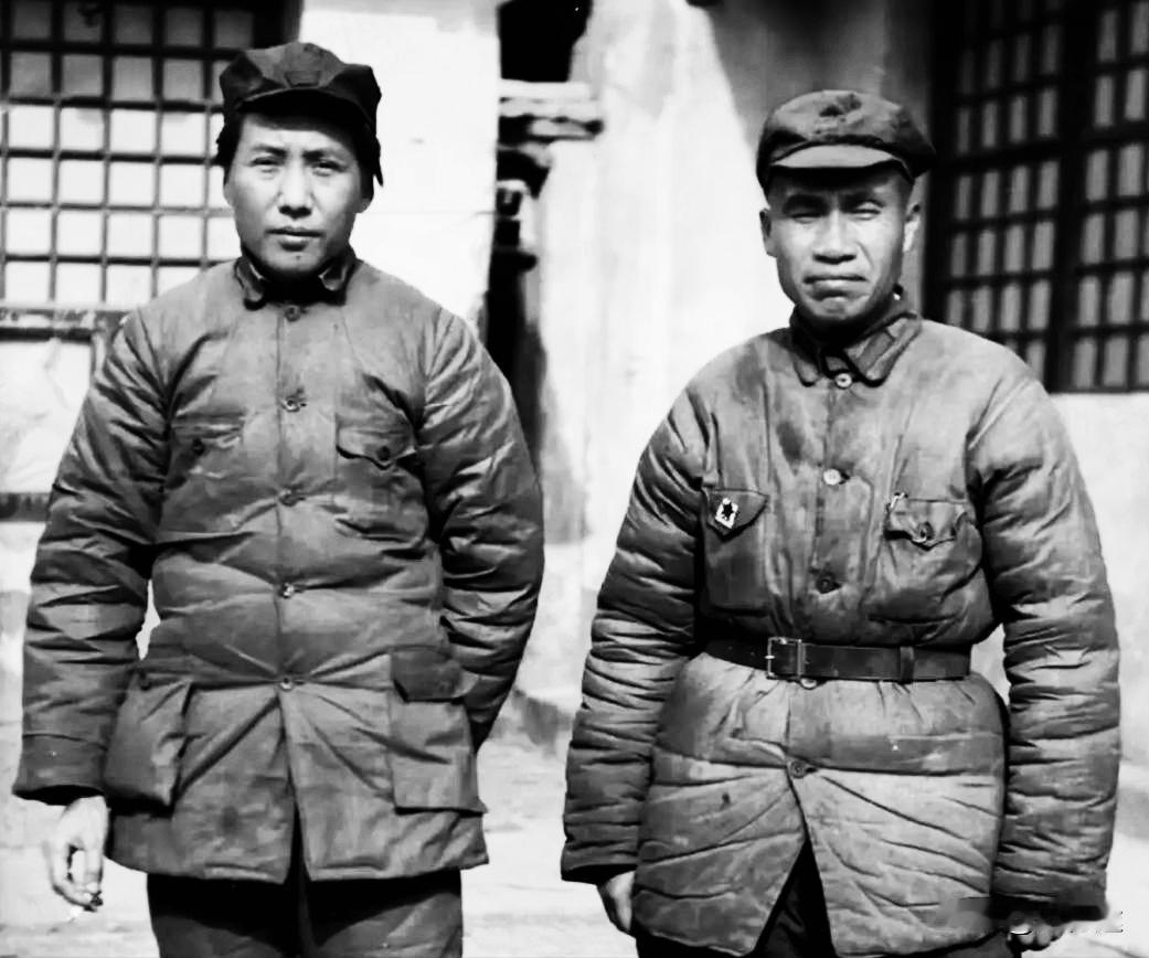 毛主席：属蛇。朱德：属狗。这些元勋和将领们都在1976年去世。他们属相各不
