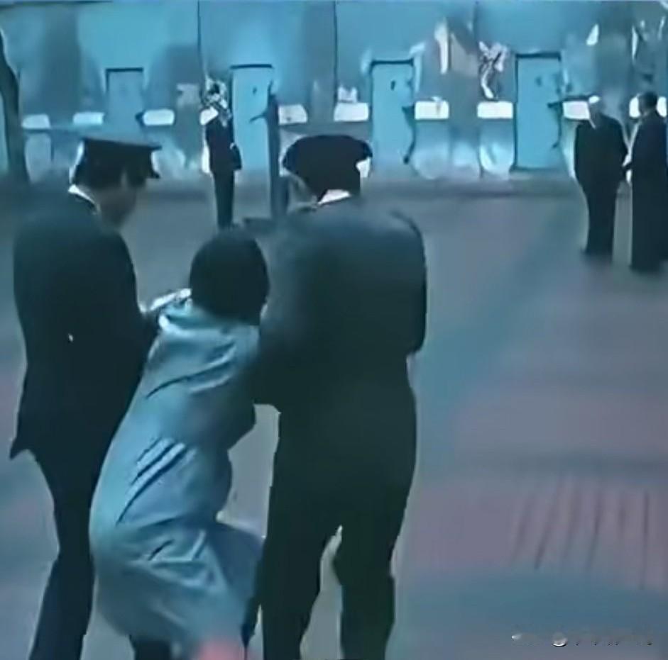 1959年，在西班牙，蛇蝎女佣被执行螺旋绞刑，行刑过程中，她不断挣扎，求饶，尖叫