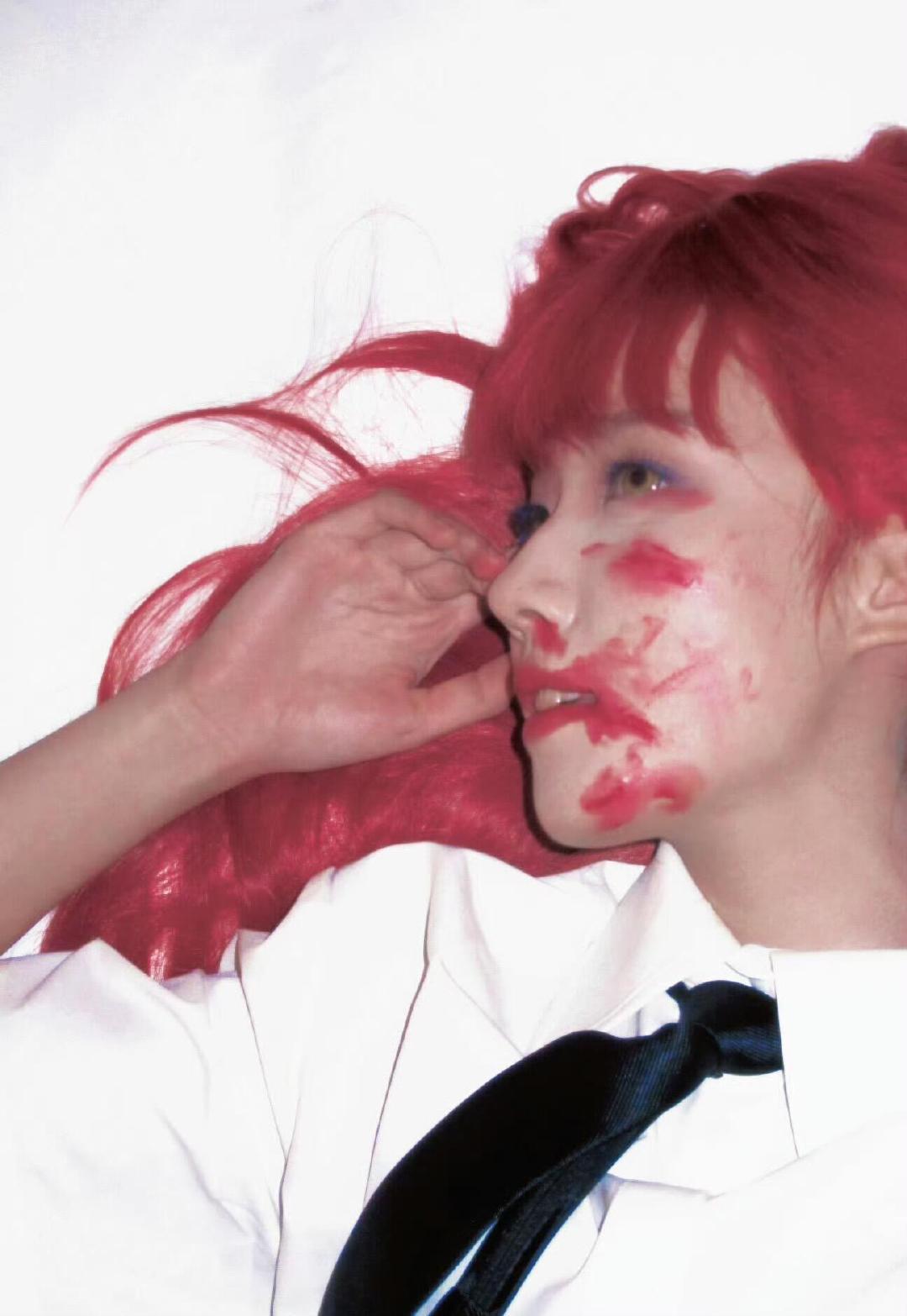 卢昱晓cos了电锯人的玛奇玛，此女塑造感真有点绝，这个红发cos真有那味了，活脱